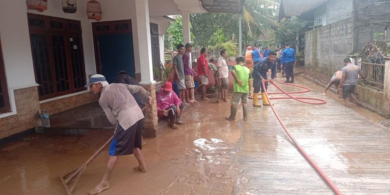 PT Jateng Agro Berdikari di Tengah Banjir Lumpur Tuntang, Semarang