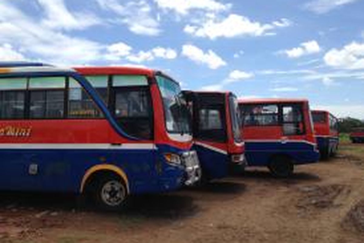 Penampakan armada bus metromini yang diamankan Dinas Perhubungan dan Transportasi DKI Jakarta dan ditampung sementara di Komplek Terminal Bus Rawa Buaya, Jakarta Barat, Selasa (22/12/2015). 














