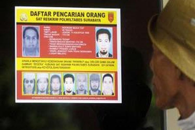 Warga mengamati gambar Noordin M Top warga negara Malaysia yang diduga terkait dengan sejumlah kasus pengeboman yang terjadi di Indonesia di Stasiun Kereta Api Pasar Turi, Surabaya, Jawa Timur, Jumat (24/7).