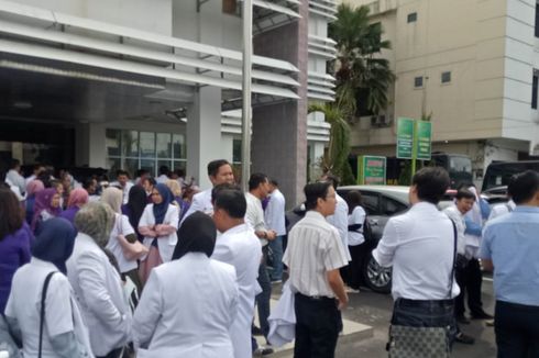 Puluhan Dokter Demo di Kejari Pekanbaru, Protes Tuduhan Korupsi Alkes 3 Rekannya