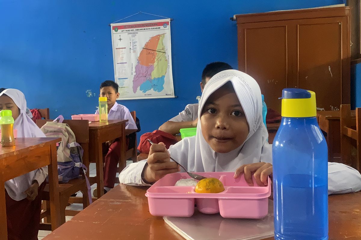 Salah seorang pelajar di Sukabumi saat menikmati program makan bergizi gratis.