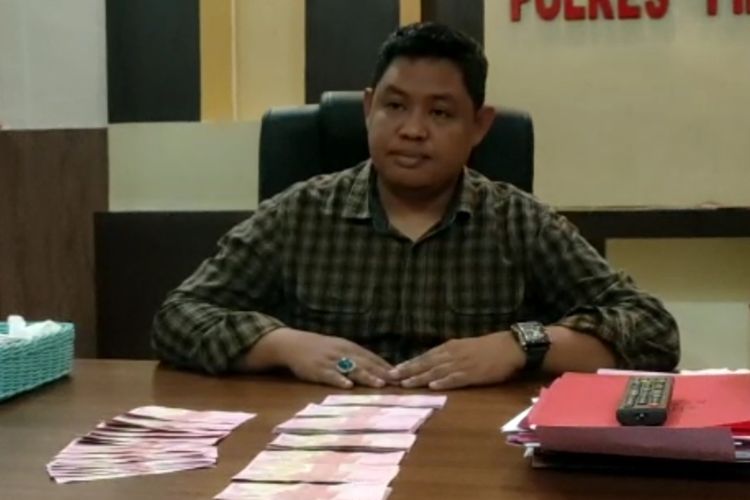 Kasat Reskrim Polres Pinrang, Sulawesi Selatan, AKP Muhlis saat memperlihatkan uang palsu bernilai Rp 9 juta yang diamankan.
