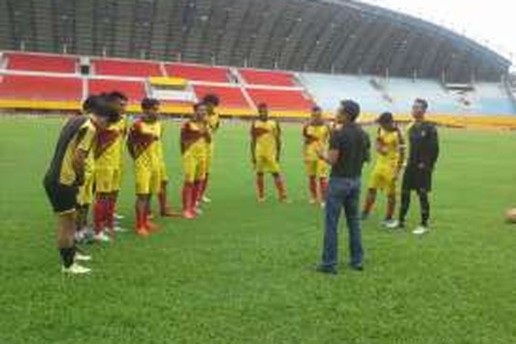 Pelatih Widodo C Putro memimpin latihan perdana Sriwijaya FC, Selasa (17/1/2017). 