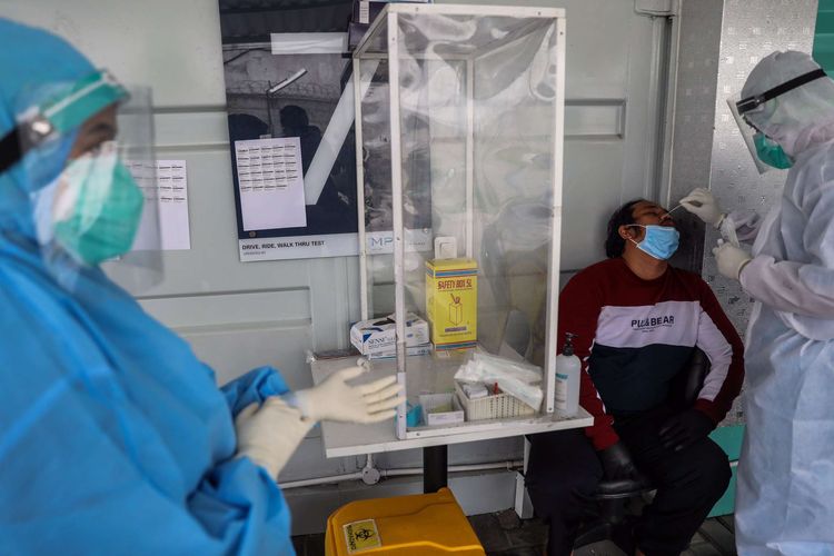 Tenaga kesehatan menggunakan alat pelindung diri (APD) mengambil sampel dengan metode swab test di GSI Lab (Genomik Solidaritas Indonesia Laboratorium), Cilandak, Jakarta Selatan, Rabu (30/9/2020). Untuk memutus rantai penularan Covid-19, Genomik Solidaritas Indonesia (GSI Lab) membuka laboratorium tes PCR berstandar Biosafety Level (BSL) 2+.
