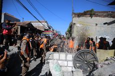 Satpol PP Bongkar Tembok yang Memblokade Jalan Umum di Surabaya