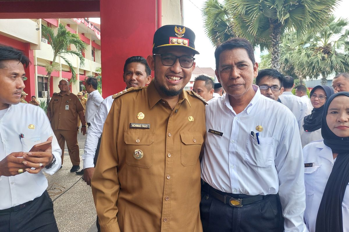 Pak Guru Rasyid saat berfoto dengan Bupati Sumenep, Achmad Fauzi Wongsojudo, Senin (21/4/2025). 