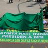 Sindir Pemerintah Saat Demo BBM, Buruh Bawa Keranda 