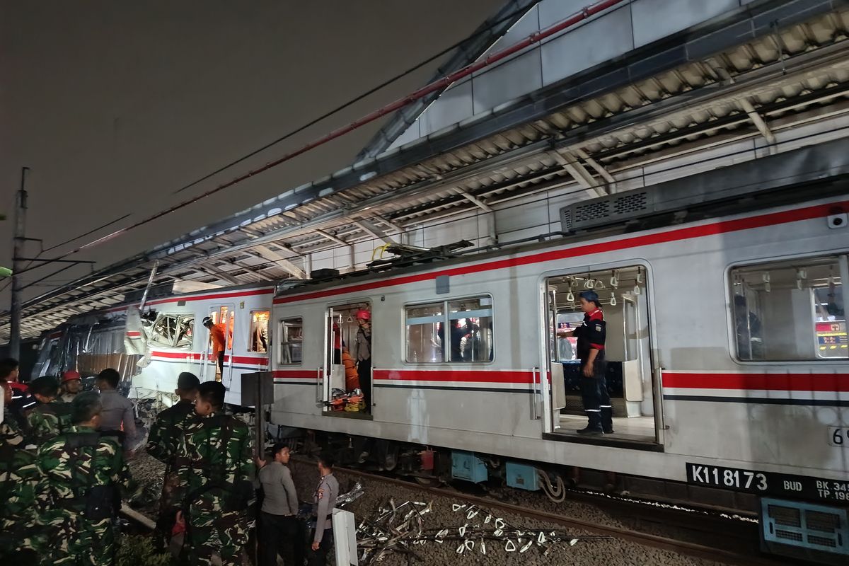 Proses evakuasi korban kecelakaan kereta Commuter Line di Stasiun Bekasi Timur masih terus berlangsung hingga dini hari. Selasa (28/4/2026).