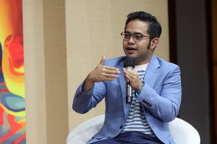 Sebagai publik figur yang terjun ke dunia seni, Ryan Adriandhy tetap konsisten menyuarakan pentingnya transformasi pendidikan di tengah perkembangan teknologi, khususnya teknologi AI yang tidak bisa dihindari.Mulai dari animator, desainer, ilustrator, musisi, sampai komposer di mana cara mereka menyerap informasi itu berbeda-beda.