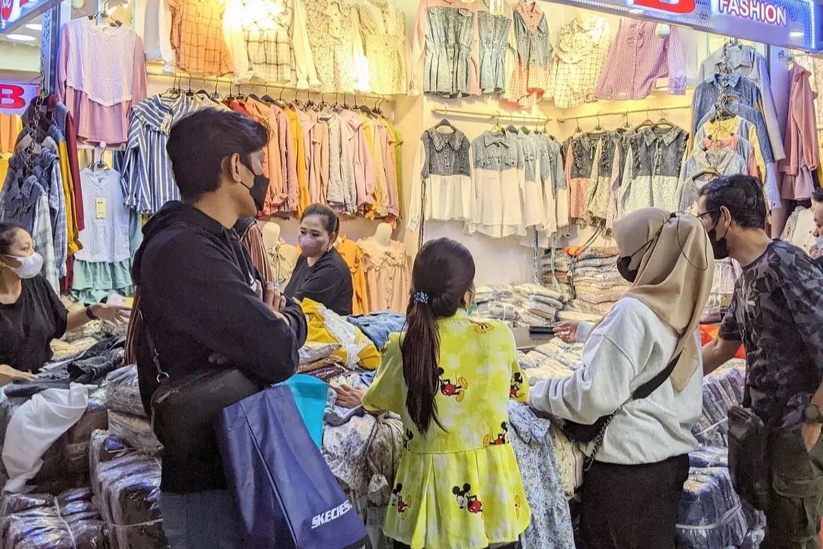 Pasar Tanah Abang Blok A kembali ramai dikunjungi pembeli menjelang memasuki bulan Ramadhan pada Selasa (29/3/2022).