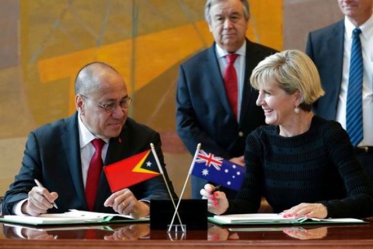 Wakil Perdana Menteri Agio Pereira Timor Leste dan Menlu Australia Julie Bishop  menandatangani perjanjian perbatasan laut kedua negara di markas PBB. (AP/Seth Wenig)