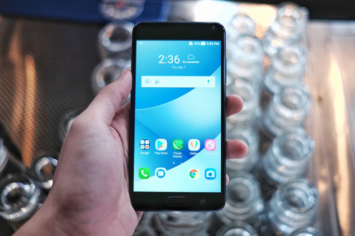 Asus Zenfone 4 Max Pro dalam genggaman.