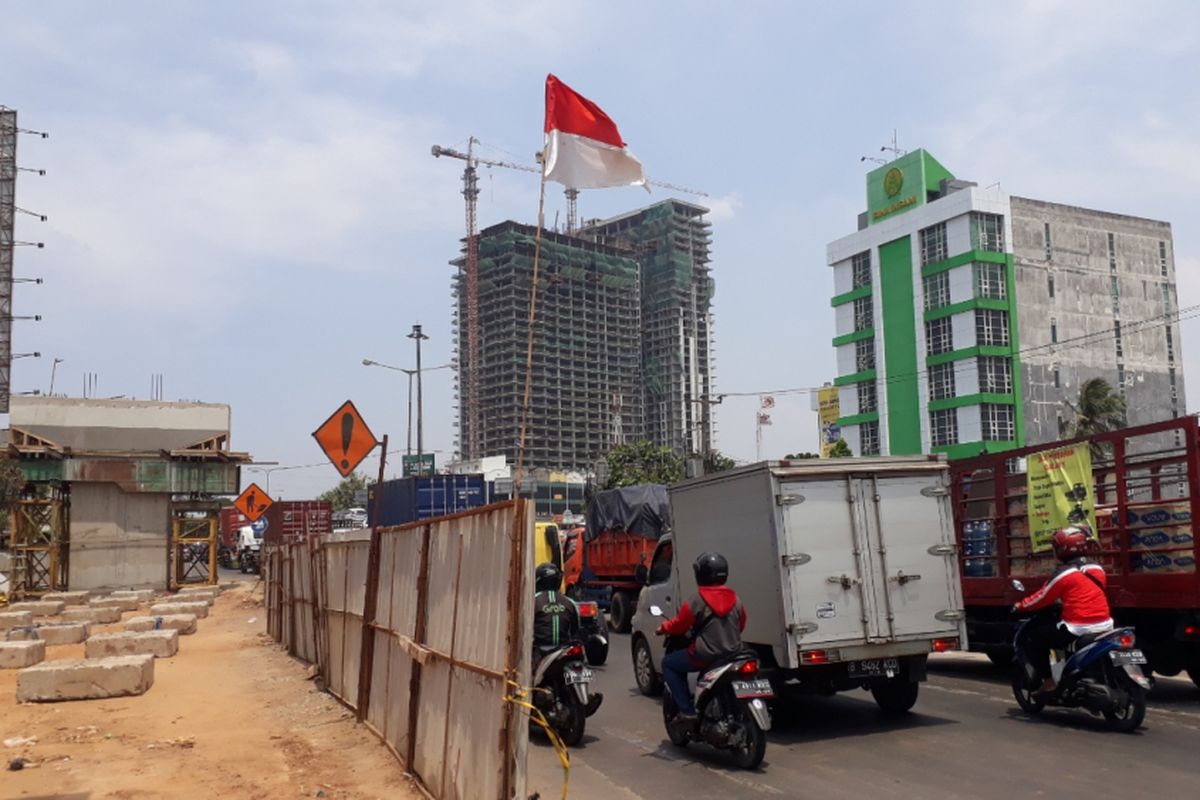 Tampak arus lalu lintas tersendat di lampu merah Perempatan Rawa Panjang imbas proyek flyover di Kota Bekasi, Rabu (26/9/2018).