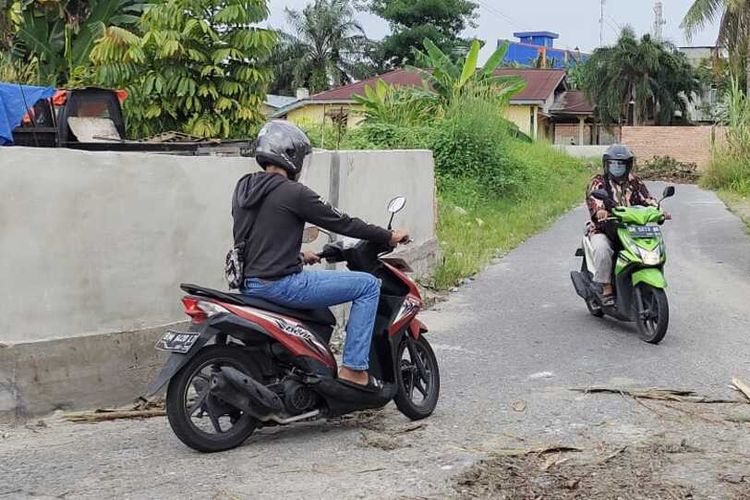 Dua orang pengendara sepeda motor terpaksa putar balik karena jalan ditutup dengan tembok batu bata di Kelurahan Penghentian Marpoyan, Kecamatan Marpoyan Damai, Kota Pekanbaru, Riau, Kamis (15/4/2021).