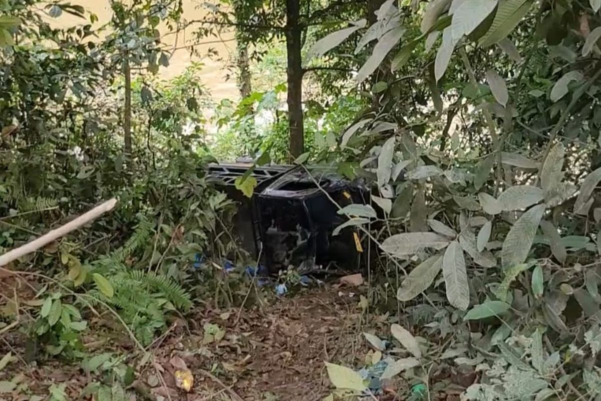 Mobil pikap yang ditumpangi atlet arum jeram Kabupaten Asahan masuk ke jurang sedalam 10 meter di Desa Marjanji Aceh, Kecamatan Aek Songsongan, Minggu (7/5/2023) 
