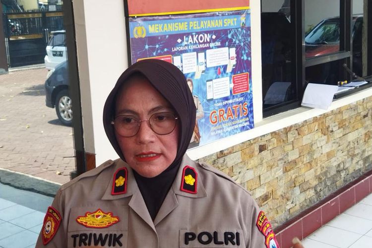 Kapolsek Dau, Kompol Triwik Winarni saat menjelaskan soal dugaan perkelahian siswa MI di Malang, Jawa Timur, Rabu (1/11/2023).