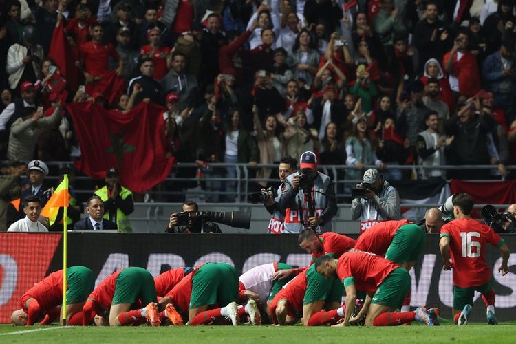 Pemain-pemain Maroko bersujud usai Abdelhamid Sabiri mencetak gol dalam laga uji coba antara Maroko vs Brasil di Grand Stade de Tanger, 26 Maret 2023. (Foto dari Fadel Senna / AFP)