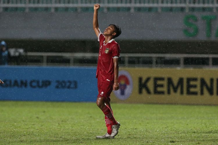 Pemain timnas U17 Indonesia Figo Saputrananto berselebrasi usai Indonesia mencetak gol saat melawan timnas U17 Guam pada pertandingan Kualifikasi Piala Asia U17 2023 di Stadion Pakansari, Kabupaten Bogor, Senin (3/10/2022). Indonesia menang 14-0 atas Guam.
