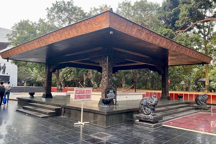 Sumur Maut tempat mengubur jenazah tujuh pahlawan Revolusi di Monumen Pancasila Sakti, Jakarta Timur. 