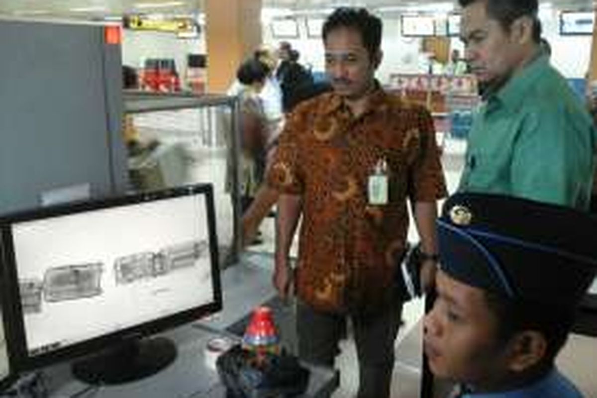 General Manager Bandara Internasional Minangkabau, Suparlan dan Direktur Keuangan PT Angkasa Pura ll (Persero) Andra Y Agussalam di Padang, Rabu (28/6/2016).