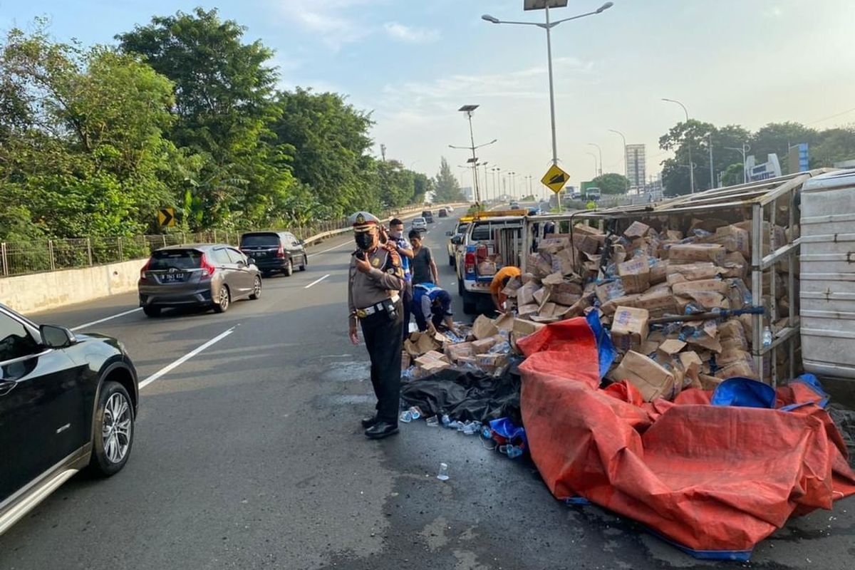 Sebuah mobil pikap bernomor polisi F 8098 KN mengalami kecelakaan tunggal di Tol Dalam Kota KM 14.800, tepat sebelum jalan layang Grogol, Jakarta Barat, Jumat (15/7/2022).