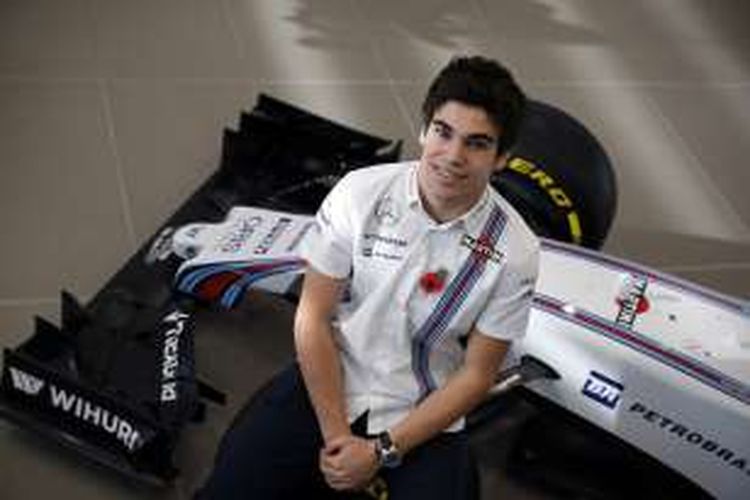 Pebalap Formula 1 asal Kanada, Lance Stroll, berpose setelah diumumkan sebagai pebalap Williams untuk musim 2017 di Grove, London, Inggris, Kamis (3/11/2016).