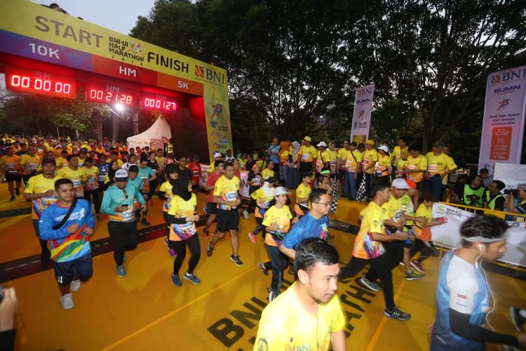 Para peserta mulai berlari pada kompetisi BNI - UI Half Marathon 2019 di Kampus Universitas Indonesia, Depok, Jawa Barat, pada Minggu (7 juli 2019). Tahun ini merupakan tahun ketiga BNI menjadi sponsor utama BNI UI Half Marathon. Dukungan BNI pada perhelatan ini merupakan salah satu bentuk keberpihakan korporasi terhadap dunia pendidikan. Sekaligus menjadi bagian dari rangkaian HUT ke- 73 BNI.
