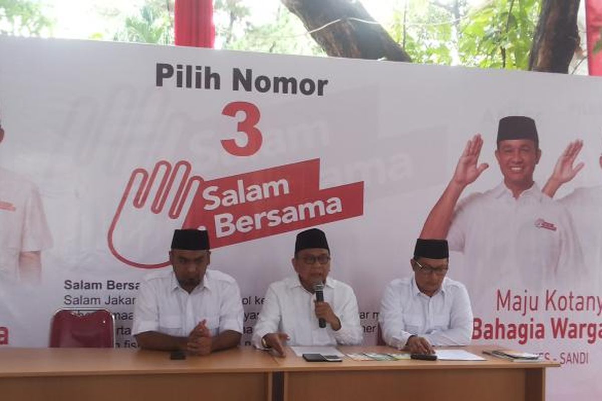 Tim pemenangan pasangan calon gubernur dan wakil gubernur nomor pemilihan tiga Anies Baswedan-Sandiaga Uno saat menggelar konferensi pers di terkait Posko Cicurug, Menteng, Jakarta Pusat (13/2/2017l. Konpers digelar sampai tingkat itangkapnya pembuat brosur berisi kampanye hitam terhadap Anies-Sandi di Jakarta Timur, dan berlanjut dengan ditemukannya 900.000 eksemplar brosur berisi hal yang sama di Jakarta Barat.