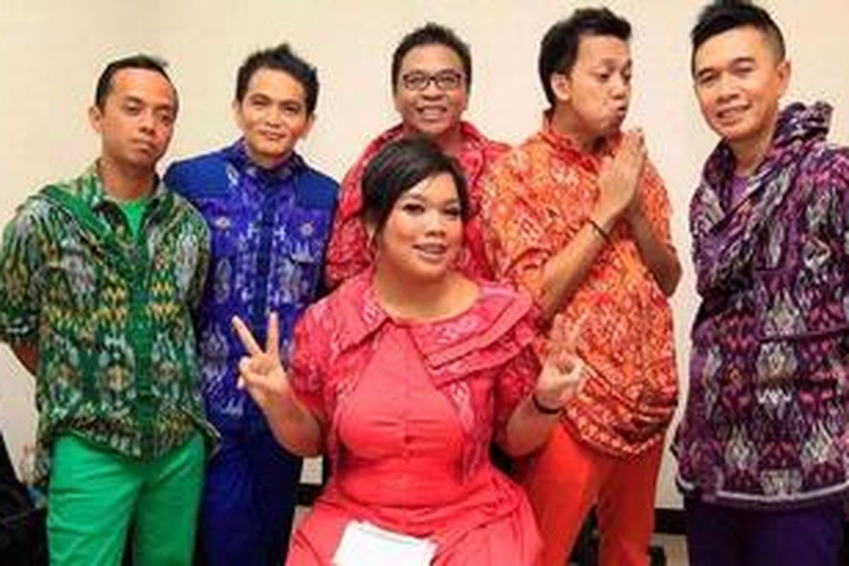 Para personel grup vokal komedi kreatif Project Pop--(berdiri dari kiri ke kanan), Gugum, Yosi, Oon, Udjo, dan Odie serta (duduk) Tika Panggabean--diabadikan usai tampil dalam program FANATIK di Studio Orange, KompasTV, Rabu (22/2/2012).