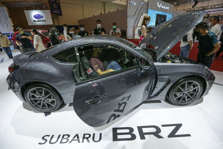 All New Subaru BRZ dipamerkan di ajang Gaikindo Indonesia International Auto Show (GIIAS) 2022 di ICE BSD, Tangerang, Jumat (12/8/2022). The All New Subaru BRZ dibanderol Rp 852 juta untuk transmisi manual, dan Rp 850 juta untuk transmisi matik.