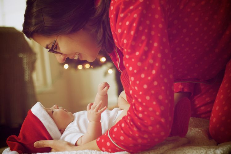 Memperkenalkan suasana Natal kepada anak bisa dilakukan sedari dini ketika masih bayi.