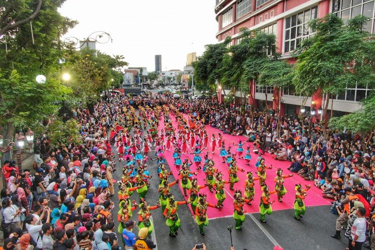 Ribuan msayarakat memadati Jalan Tunjungan Surabaya, menyaksikan Festival Yosakoi, Sabtu (20/7/2019)