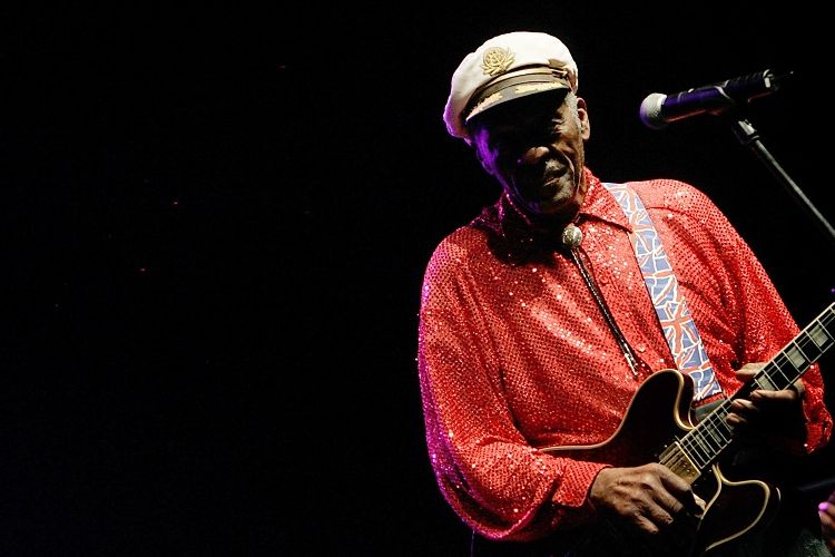 Musisi legendaris Chuck Berry tampil di sebuah konser di Santa Cruz de Tenerife pada 28 Maret 2008. Ia meninggal dunia pada usia 90 tahun di St Lous, Missouri, Sabtu (18/3/2017).