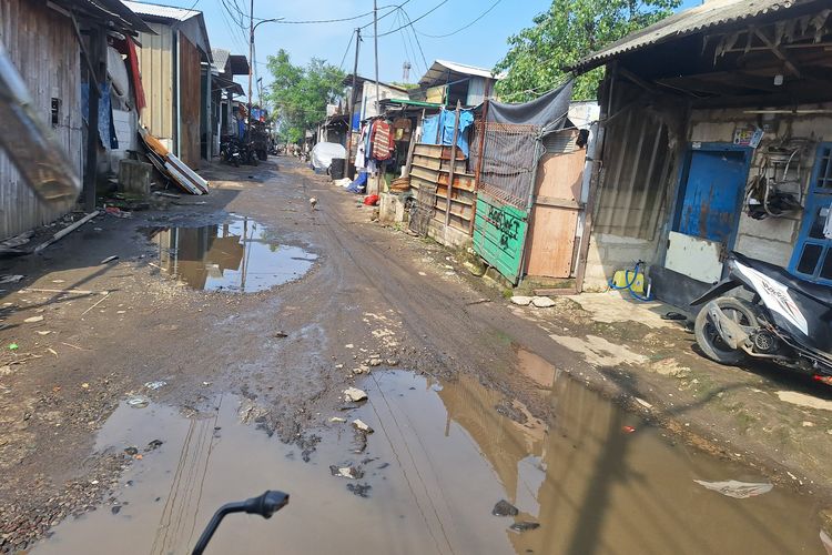 Jalan di Rorotan, Cilincing, Jakarta Utara, rusak parah dan penuh lubang.