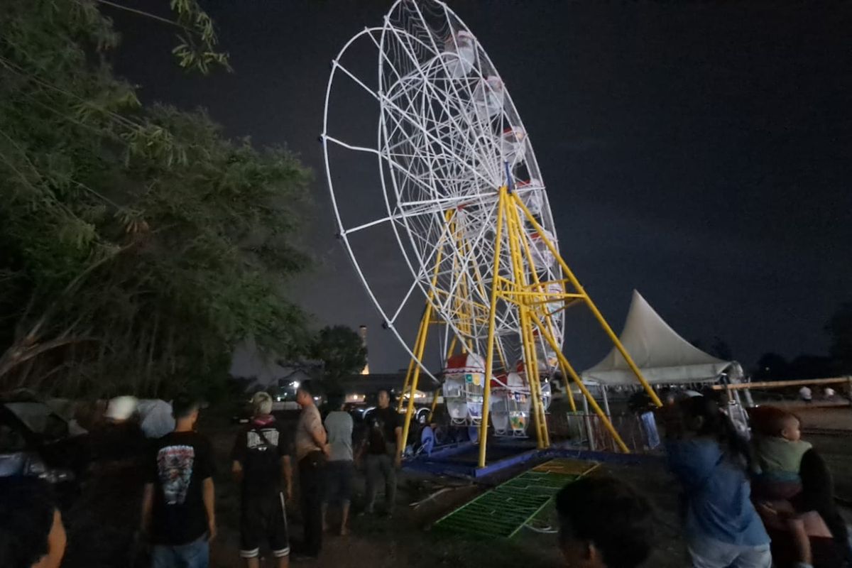 Keranjang Bianglala Di Karanganyar Jatuh Timpa Mobil Pickup 2 Orang