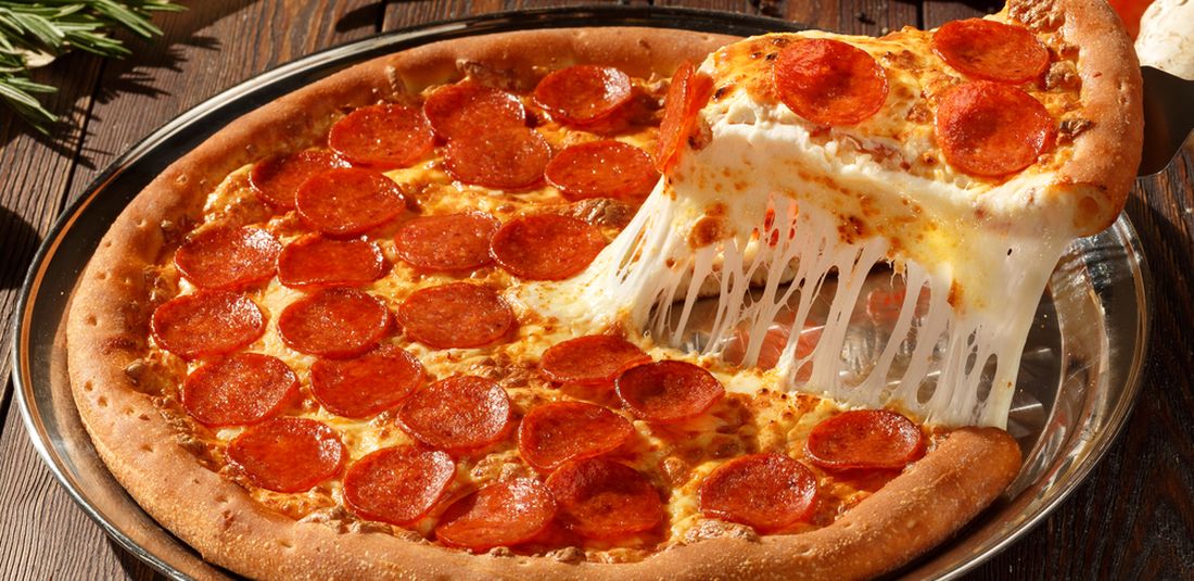 Ilustrasi pizza Amerika dengan roti tebal. 