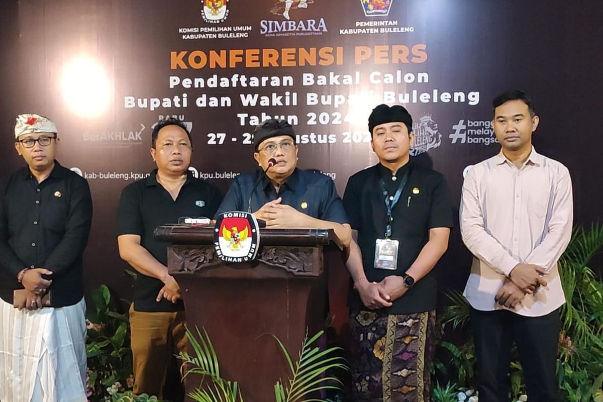 Ketua KPU Buleleng Komang Dudhi Udiyana menyampaikan konferensi pers, Jumat (30/8/2024) dini hari di Kantor KPU Buleleng, Bali.