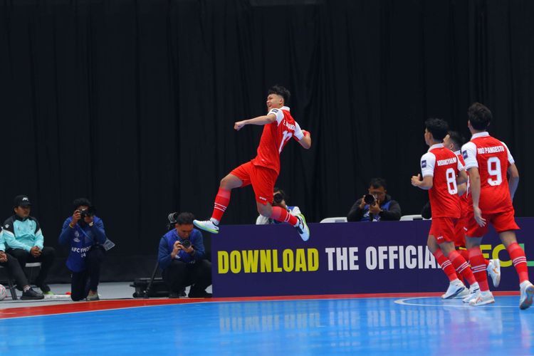 Selebrasi penyerang timnas futsal Indonesia, Firman Adriansyah saat berhasil mencetak gol ke gawang Kirgistan dalam ajang AFC Futsal ASIAN CUP 2026 di Indonesia Arena, Jakarta Pusat, Kamis (29/1/2026). Indonesia lolos ke babak 8 besar setelah mengalahkan Kirgistan.