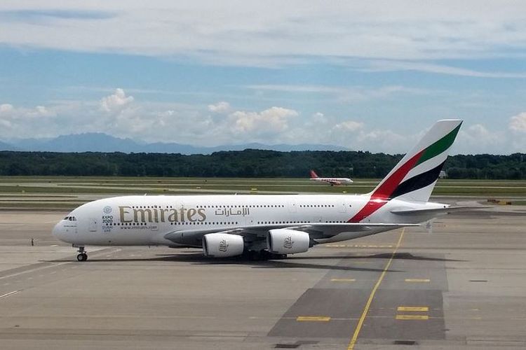 Sebuah Airbus A380 milik maskapai penerbangan Emirates di bandara internasional Malpensa, Milan.