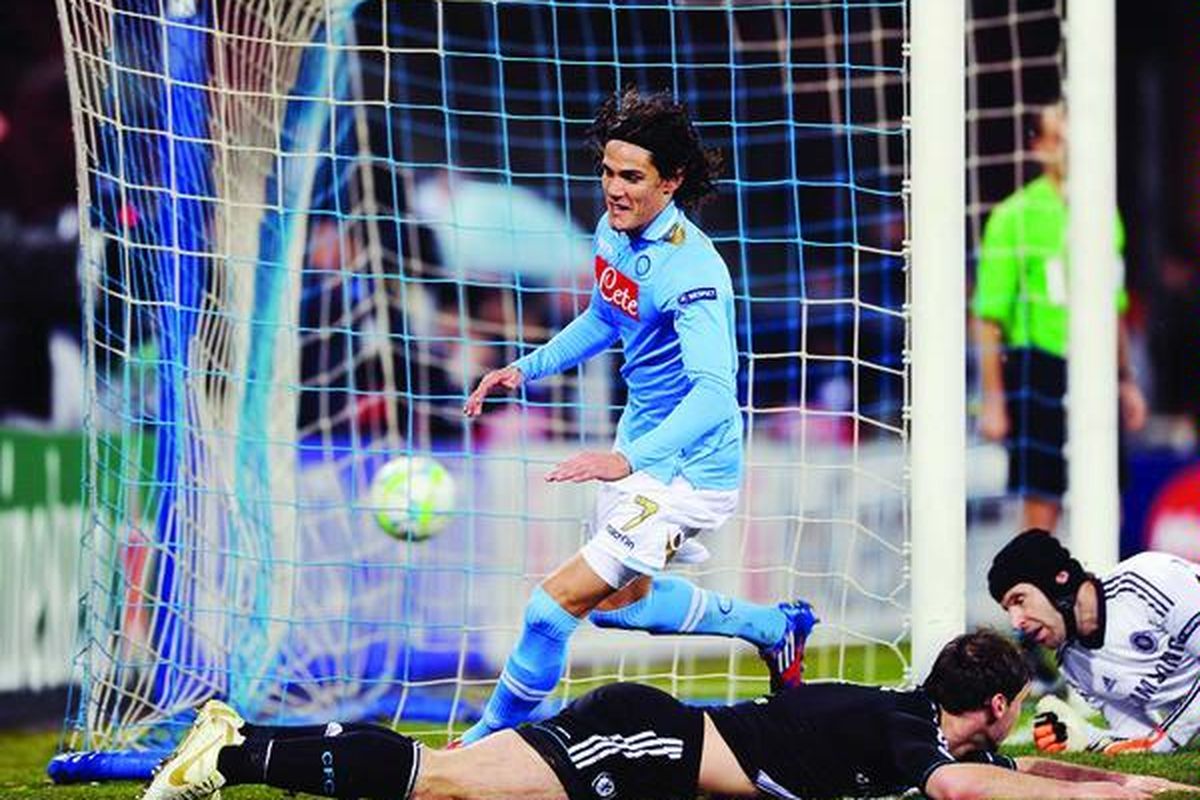 Striker Napoli, Edinson Cavani (tengah), menaklukkan kiper Chelsea, Petr Cech, dan bek Branislav Ivanovic dalam laga Liga Champions di Stadion San Paolo, Napoli, Italia, Selasa (21/2).