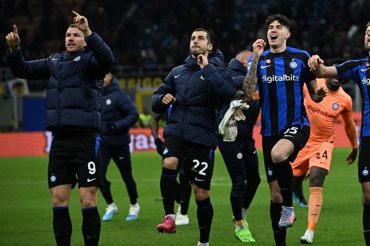 Alessandro Bastoni bersama pemain-pemain Inter Milan merayakan kemenangan atas AC Milan dalam laga Liga Italia 2022-2023 di Stadion San Siro, 5 Februari 2023. (Photo by MIGUEL MEDINA / AFP). Terkini, Bastoni menatap partai final Liga Champions 2022-2023 antara Man City vs Inter di Olympic Ataturk Stadium, Istanbul, Turkiye, 10 Juni 2023.