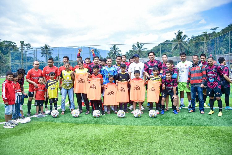 Komunitas sepak bola jurnalis atau Seejontor FC baru saja melakukan kegiatan sosial.