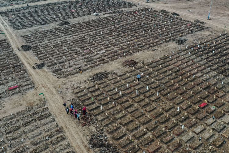 Pantauan udara makam korban Covid-19 di TPU Rorotan, Jakarta Utara, Jumat (23/7/2021). Pasien yang meninggal dunia bertambah 1.566, sekaligus rekor tertinggi sejak pandemi. Dengan demikian, total kasus kematian Covid-19 tembus 80.598 orang.