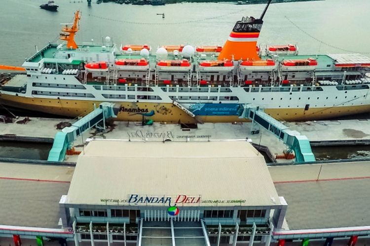 Teminal Penumpang Bandar Deli, Belawan dilengkapi dua unit garbarata untuk memudahkan penumpang naik dan turun dari kapal menuju dermaga.