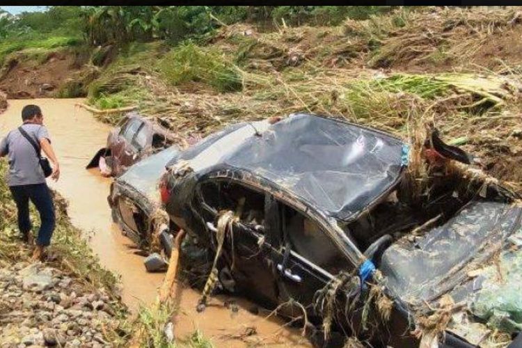 
Lokasi enam mobil tersapu banjir bandang yang menerjang kawasan permukiman di Wahyu Utomo, Tambakaji, Ngaliyan, Kota Semarang, Senin (7/11/2022).

