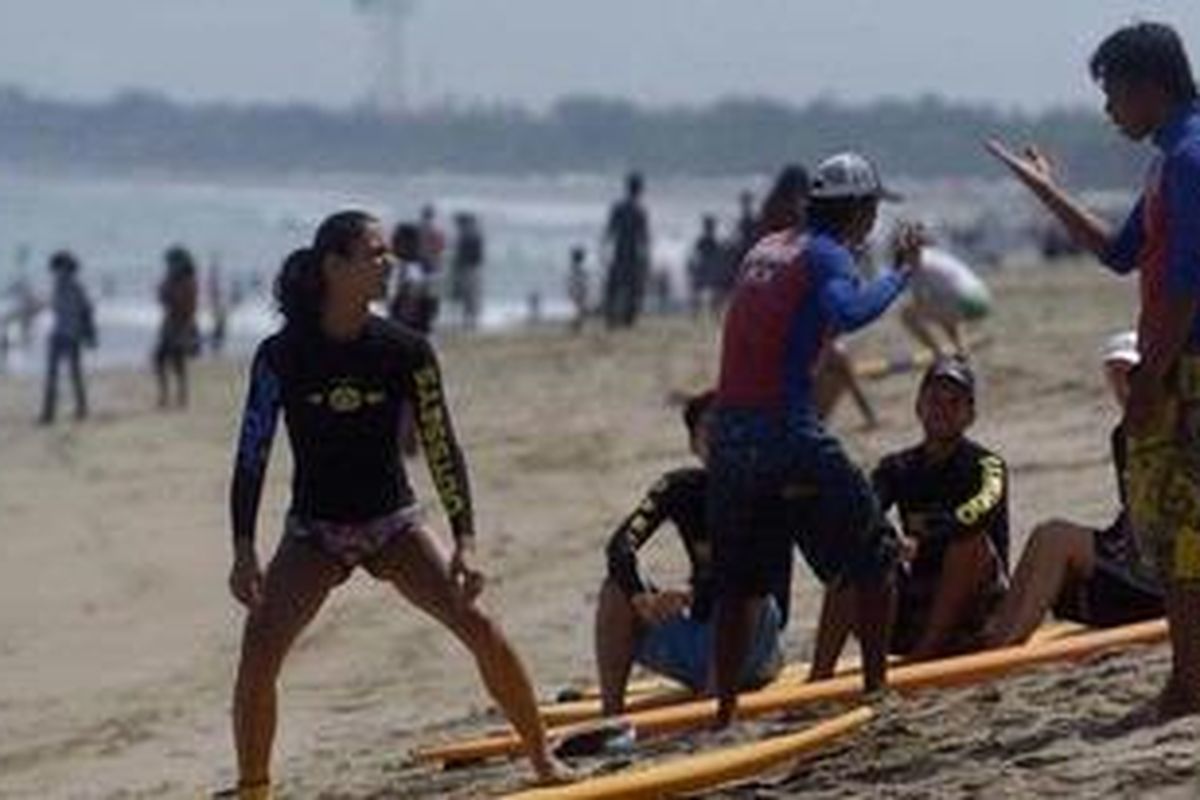 Wisatawan asing mengikuti kursus selancar di Pantai Kuta, Bali, Minggu (15/5/2011). Kursus dengan tarif berkisar Rp 320.000 per orang selama 2,5 jam tersebut melengkapi keberagaman paket wisata yang menjadi daya tarik Pulau Bali.  
