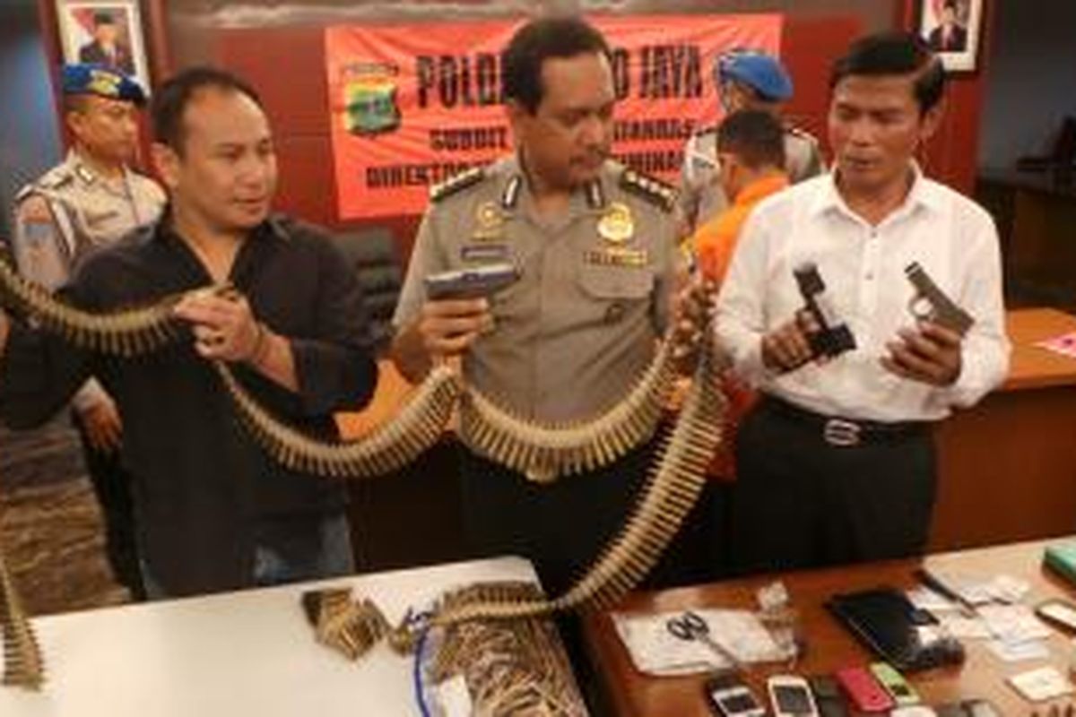 Polda Metro Jaya menangkao dua perakit senjata api di Cipacing, Bandung. Salah satu pelaku CC diketahui pernah menjual senjata kepada penembak polisi di Tangerang.