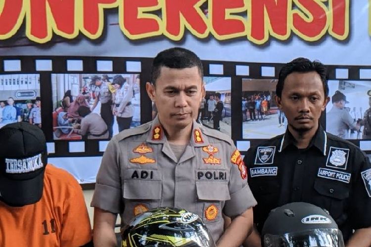 Kapolres Bandara Soekarno-Hatta, AKBP Adi Ferdian memegang barang bukti kasus pencurian helm di Bandara Soekarno-Hatta, Jumat (27/12/2019).