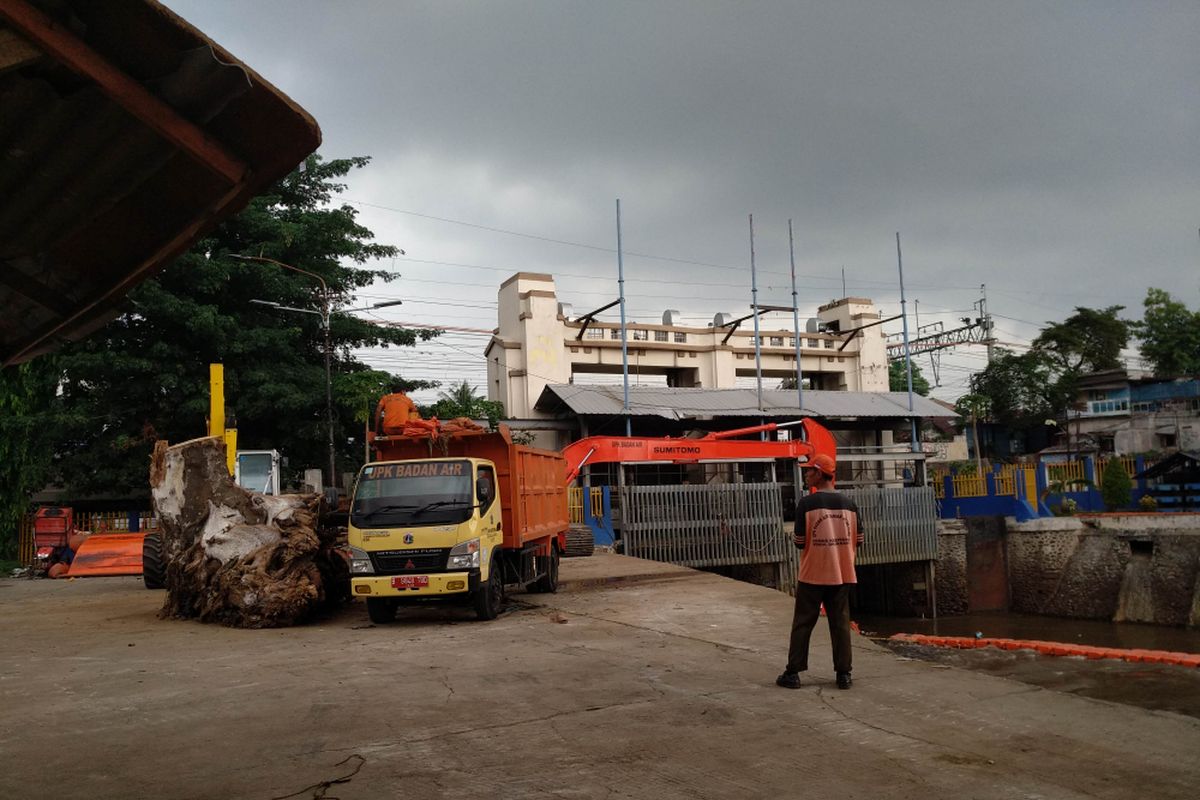 Petugas UPK Badan Air di Pintu Manggarai