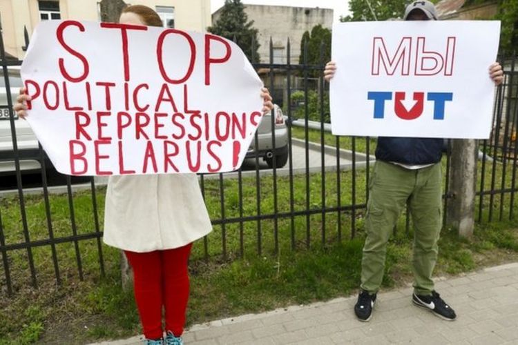 Sejumlah aksi solidaritas untuk Roman Protasevic diadakan di banyak negara, termasuk di depan Kedubeas Belarus di Riga, Latvia ini.